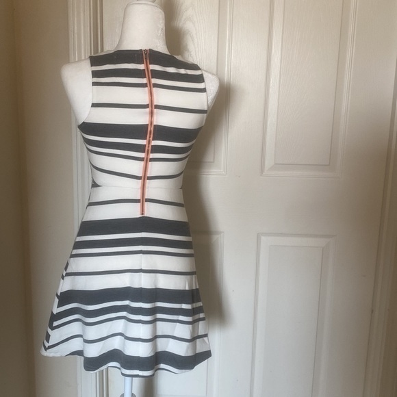 Olive & Oak Striped Dress - Picture 2 of 3